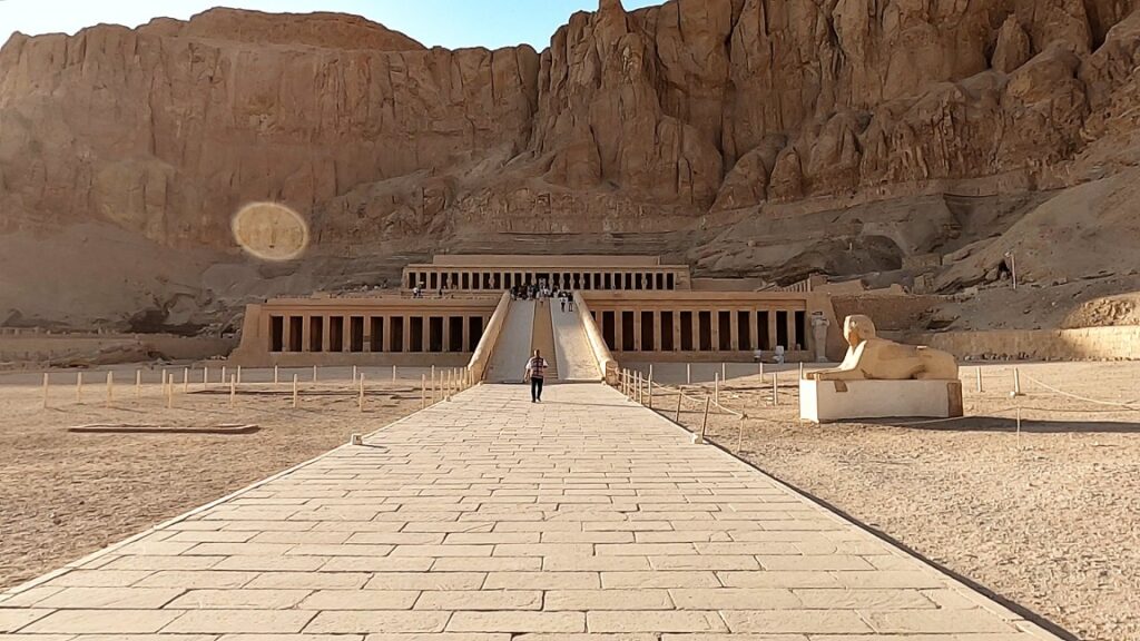 luxor-tagesausflug-hatschesput-tempel-1