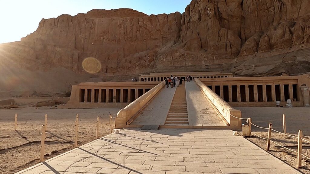 luxor-tagesausflug-hatschesput-tempel-2
