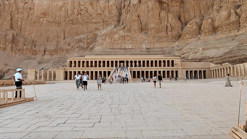 luxor-tagesausflug-hatschesput-tempel-3