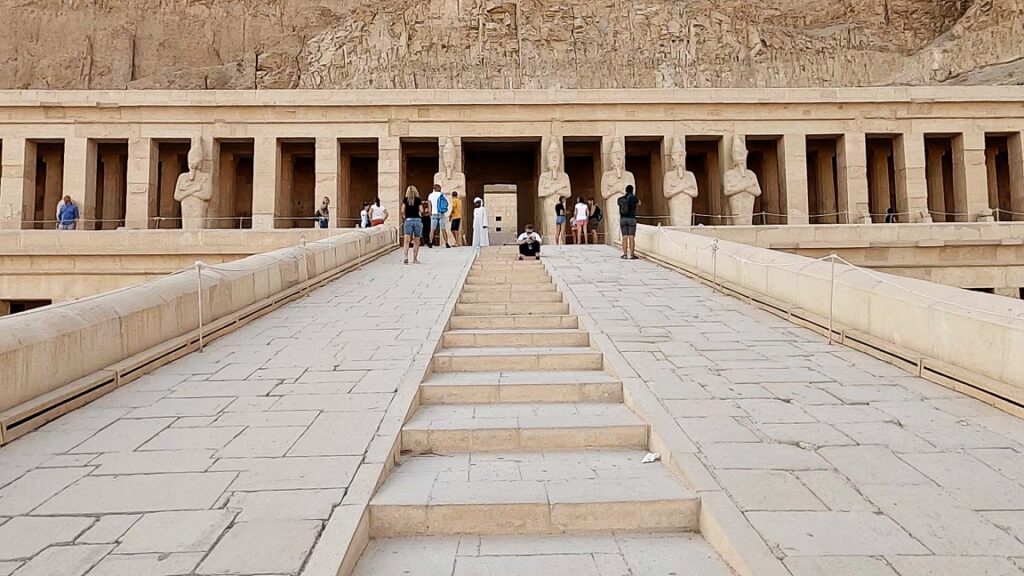 luxor-tagesausflug-hatschesput-tempel-6