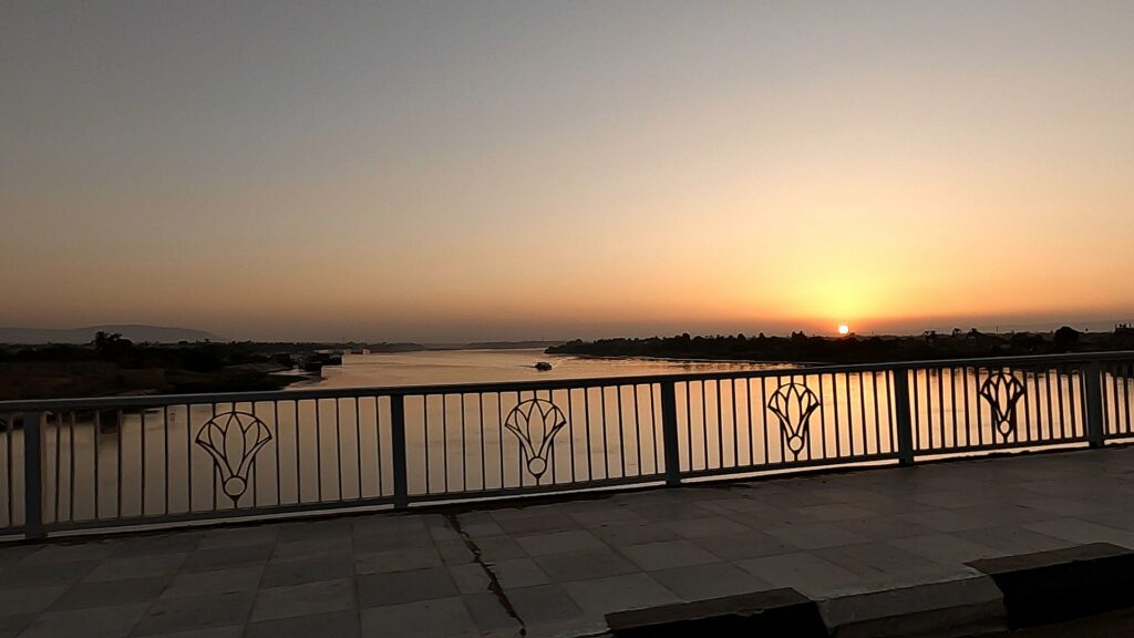 luxor-tagesausflug-nil-brücke-sonnenuntergang