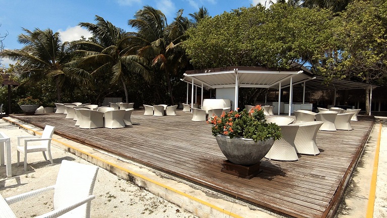 malediven-ellaidhoo-bar-terrasse