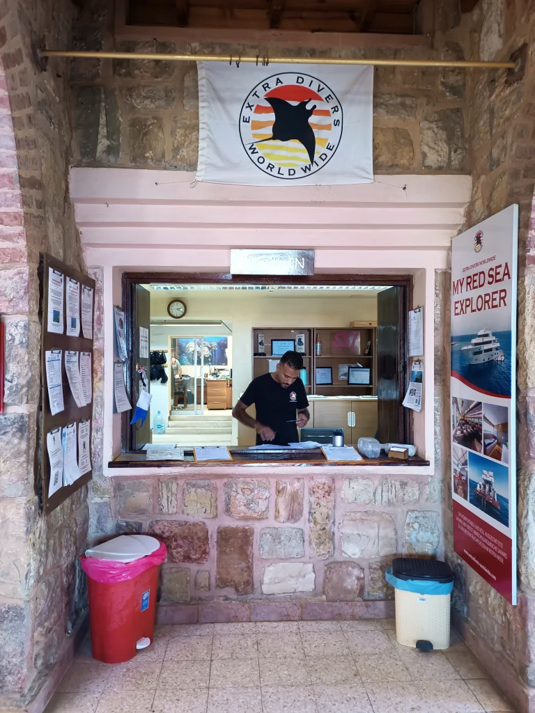 el-quseir-tauchen-tauchbasis-extra-divers-check-in