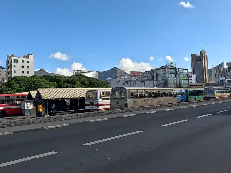 mauritius-mit-bus-bahnhof-port-louis