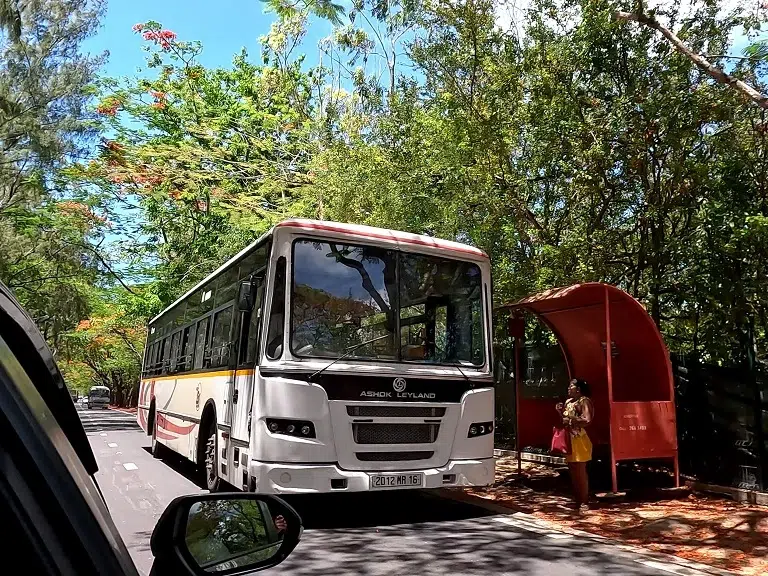 mauritius-mit bus-haltestelle