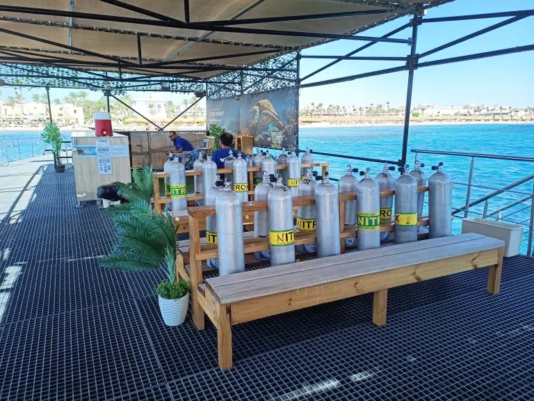 Scuba-World-Tauchbasis-Makadi-Bay-Steg-Flaschen