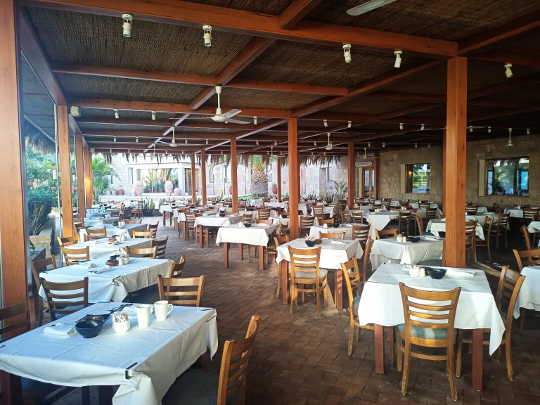 fort-arabesque-resaturant-buffet-tische-außen-2