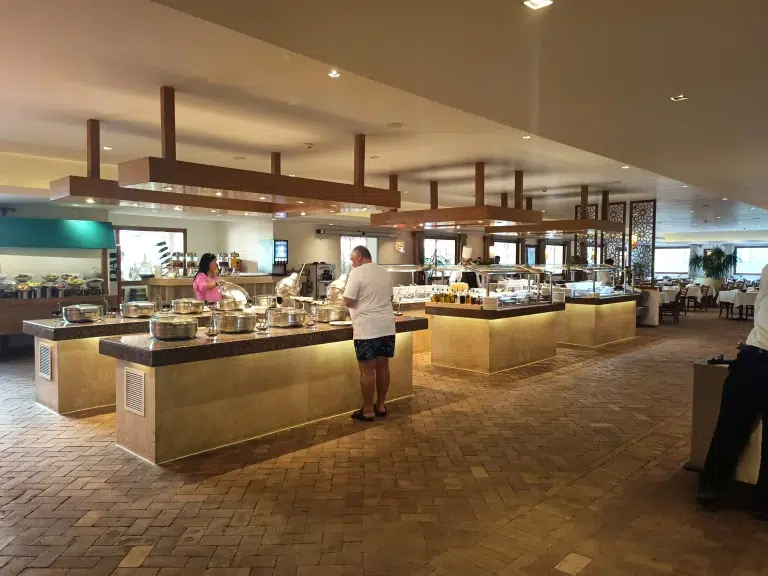 fort-arabesque-west-bay-buffet-1