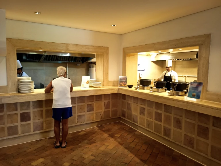 fort-arabesque-west-bay-buffet-10