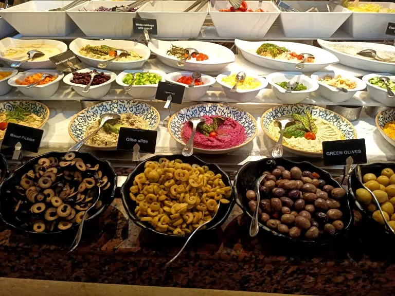 fort-arabesque-west-bay-buffet-3
