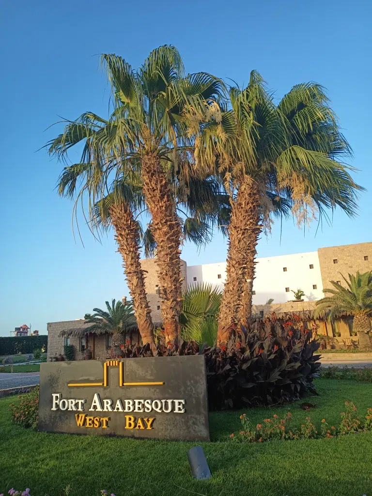 fort-arabesque-west-bay-eingang