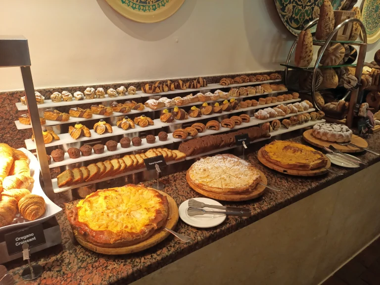 fort-arabesque-west-bay-frühstück-buffet