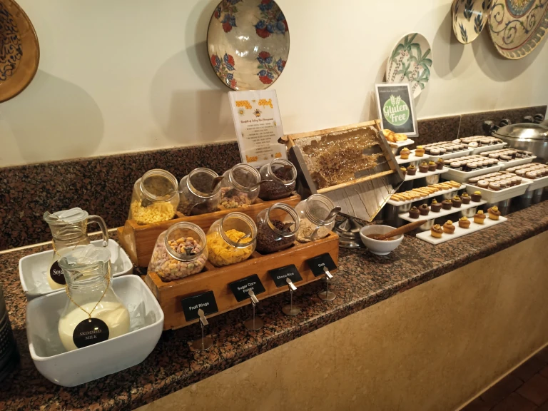 fort-arabesque-west-bay-frühstück-buffet-5