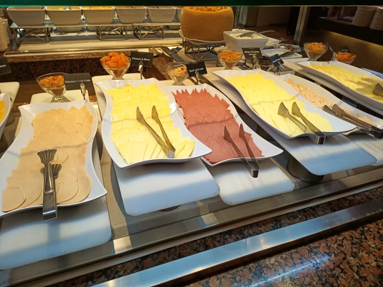 fort-arabesque-west-bay-frühstück-buffet