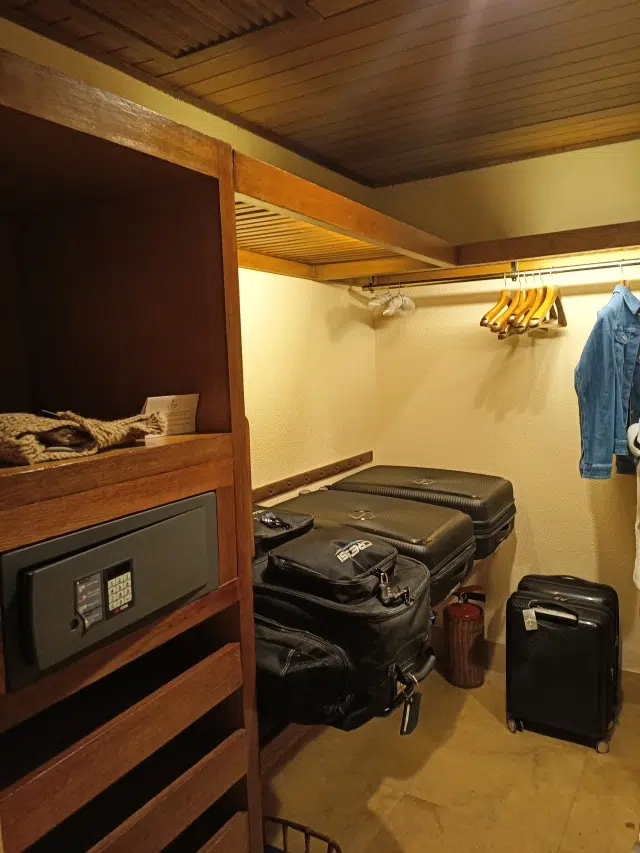 oberoi-sahl-hasheesh-zimmer-kleiderschrank